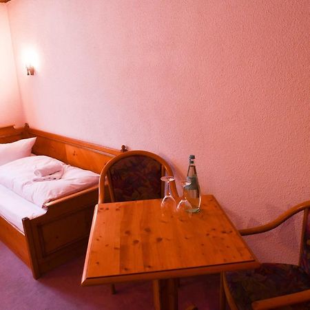 Hotel Gaestehaus Linde Mörnsheim Eksteriør billede